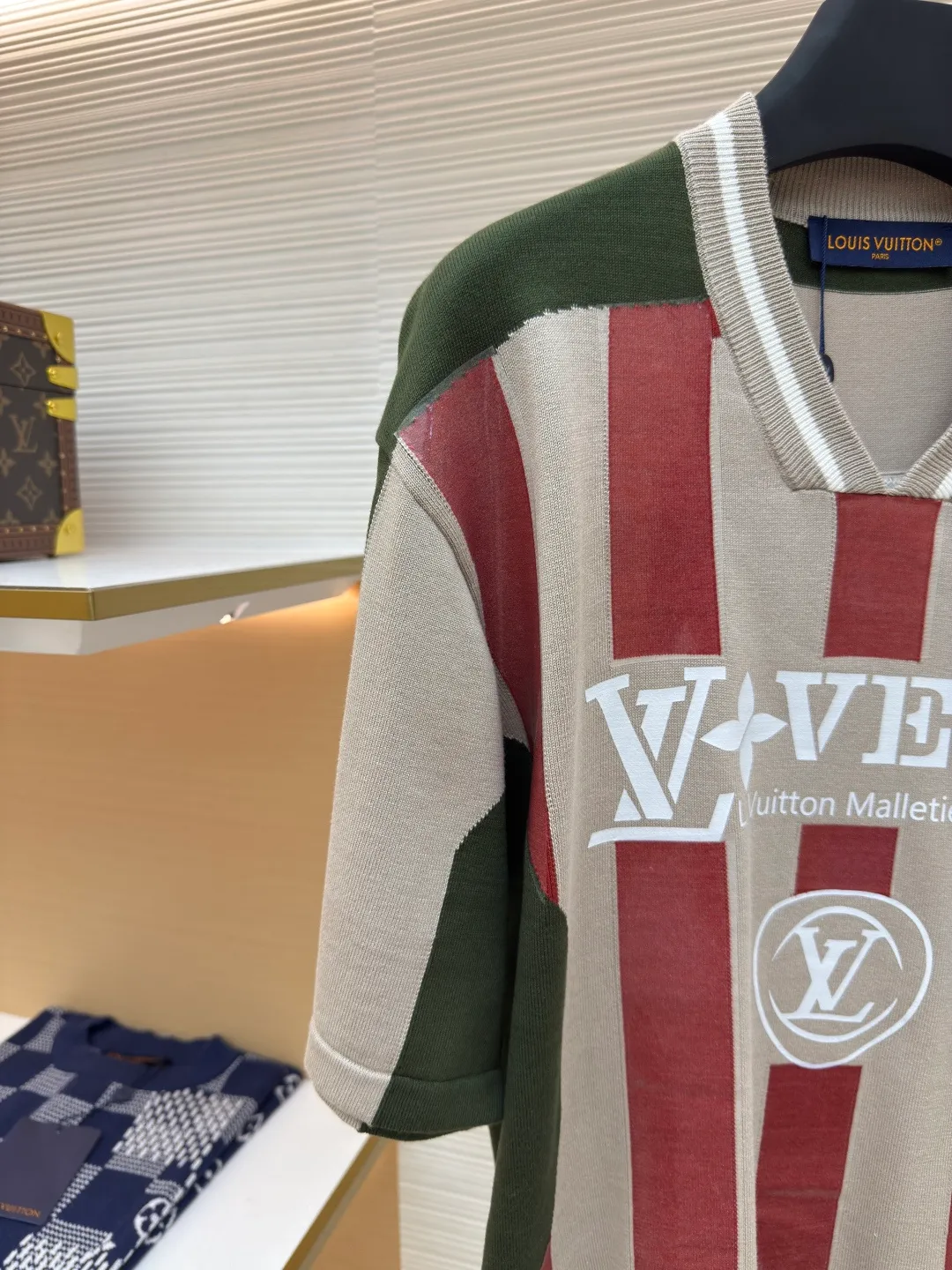 LOUIS VUITTON jersey show style knitted short sleeves ●Authentic product: Purchased and developed for 9999 ●Item number: 1680297-B15 ●Fabric: long-staple cotton ●Technology: 16-needle flat knitted piece ●Version: fitted version ●Weight: about 310 grams ●Size: S-M-L-XL ●Description: The process is complex, the yarn is custom-woven and dyed, and the custom-dyed development takes more than a month. Custom-made cotton yarn is introduced. The jacquard fabric requires fine yarn count and extremely high requirements for raw cotton. The letter pattern adopts double-sided hanging wool technology, fine workmanship, and clear texture. The ultra-fine weaving thread is made of environmentally friendly fiber. The overall wiring is straight and delicate, the fabric is comfortable and soft, and the color is consistent without color difference. It can be matched with the same style to create a fashionable look and control various occasions. Customized accessories, complete with three standards, same style for men and women!